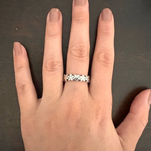 Size 6 linked snowflakes ring - Picture 8 of 8